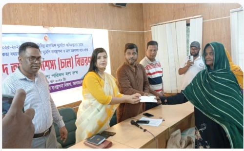 আলমডাঙ্গায় নগদ অর্থ ও চাল বিতরণ অনুষ্ঠানে এমপি মাসুদ পারভেজ রাসেল