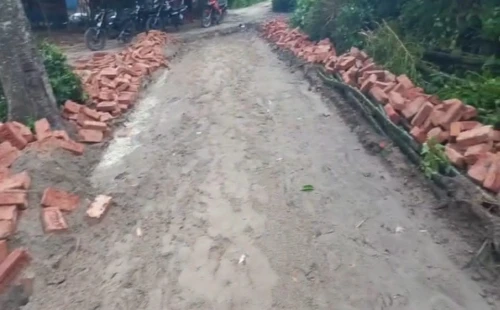 জীবননগরের কৃষ্ণপুরে ৫০ হাজার টাকা ‘চাঁদা না পেয়ে রাস্তা নির্মাণ কাজে বাধা’