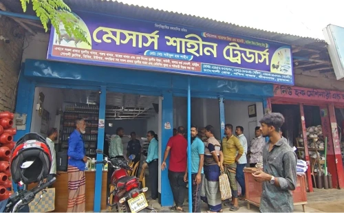 জীবননগরে অবৈধভাবে তীর ব্র্যান্ডের গমের ভূষি তৈরি