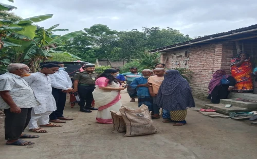 জীবননগরে সড়ক দুর্ঘটনায় নিহত ভ্যানচালকের বাড়িতে সহায়তা নিয়ে হাজির ইউএনও