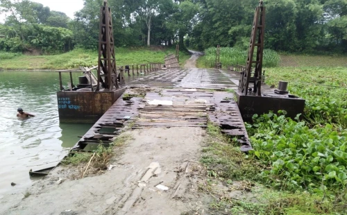 দর্শনার জিরাট-রামনগরে ঝুঁকি নিয়ে পারাপার শত শত মানুষের