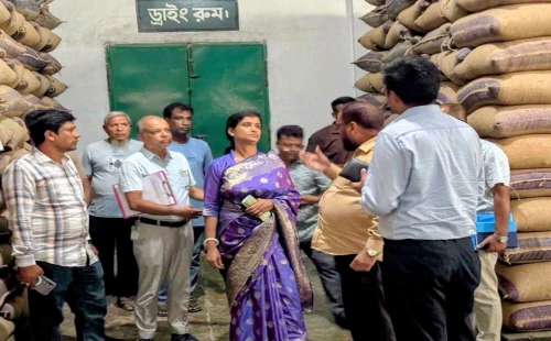 মেহেরপুরে জেলা প্রশাসকের কারাগার ও বিএডিসির বীজ প্রক্রিয়াজাতকরণ কেন্দ্র পরিদর্শন