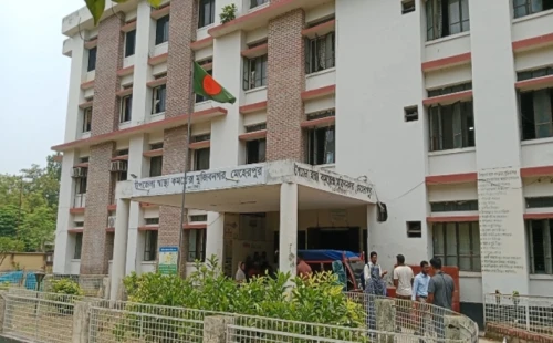 সময়ের সমীকরণে সংবাদ প্রকাশের পর মুজিবনগর হাসাতপালের বাথরুম সংস্কার কাজ শুরু