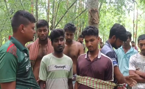 জীবননগরর মৃগমারীতে তিন মাদকসেবীকে ধরে পুলিশের  হাতে তুলে দিলো জনতা