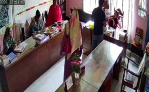চুয়াডাঙ্গায় স্কুলে ঢুকে প্রধান শিক্ষককে চড়-থাপ্পড়, নারী গ্রেপ্তার