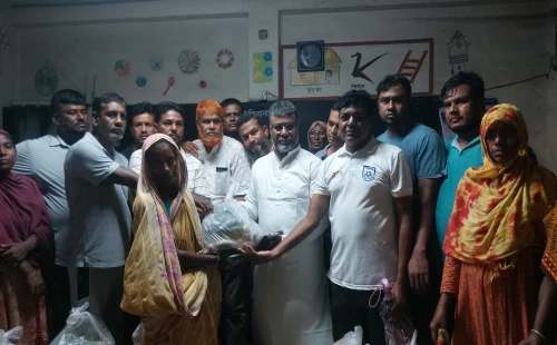 চুয়াডাঙ্গার ভিমরুল্লায় জলাবদ্ধতা: আশ্রয়কেন্দ্রে ত্রাণ বিতরণকালে শরীফুজ্জামান শরীফ