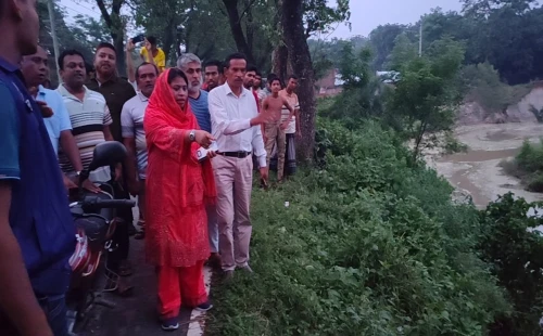 দামুড়হুদায় ভারী বৃষ্টিতে ধসে যাওয়া সড়ক পরিদর্শনকালে জেলা প্রশাসক লুৎফুন নাহার