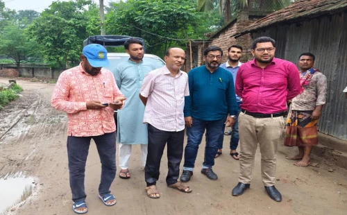 দর্শনায় ভারী বর্ষণে ক্ষতিগ্রস্ত এলাকায় পরিদর্শনে পৌর প্রশাসক শাহিন আলম