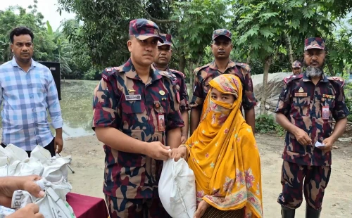 খাদ্যসামগ্রী নিয়ে ১৬০ পরিবারের পাশে বিজিবি