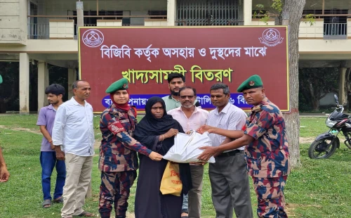 ভারী বর্ষণে ক্ষতিগ্রস্ত মানুষের পাশে চুয়াডাঙ্গা-৬ বিজিবি