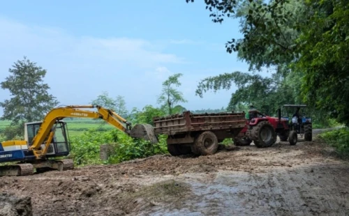 আলমডাঙ্গায় অবৈধ মাটি পরিবহনে সড়কে কাদা