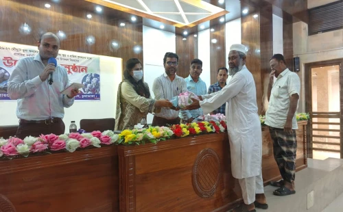 জীবননগরে তুলা চাষিদের মাঝে উপকরণ বিতরণ