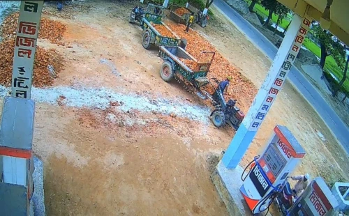 দামুড়হুদা ফিলিং স্টেশনের জমি কাঁটাতার দিয়ে দখল