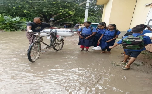 কোমরপুর সরকারি প্রাথমিক বিদ্যালয়ের শিক্ষার্থীরা জলাবদ্ধতায় চরম দুর্ভোগে