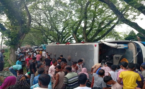 সরোজগঞ্জে নিয়ন্ত্রণ হারিয়ে যাত্রীবাহী বাস উল্টে আহত ২৫
