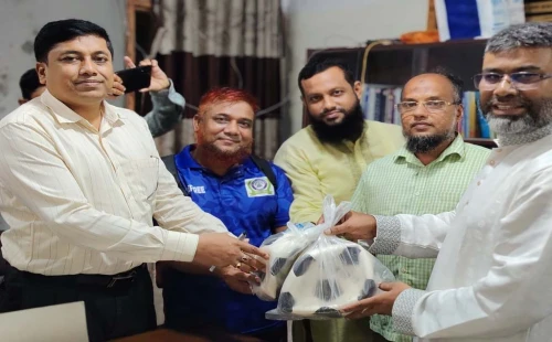 চুয়াডাঙ্গার বিভিন্ন শিক্ষাপ্রতিষ্ঠানে ফুটবল বিতরণকালে শরীফুজ্জামান শরীফ