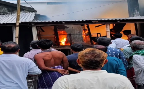 ভাংবাড়ীয়া ঈদগাহ বাজারে বাবুলের চায়ের দোকানে ভয়াবহ অগ্নিকাণ্ড, ব্যাপক ক্ষয়ক্ষতি