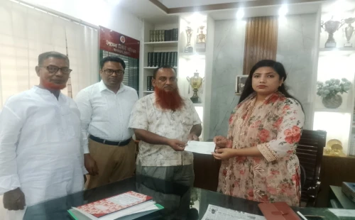 আলমডাঙ্গায় বজ্রপাতে নিহত ও আহত পরিবারের মাঝে চেক বিতরণ