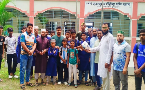 দর্শনায় শিশু-কিশোরদের মাঝে ফুটবল বিতরণ