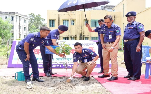 মেহেরপুরে ছাত্রীদের মাঝে গাছের চারা বিতরণ