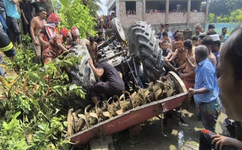 জীবননগরে নিয়ন্ত্রণ হারিয়ে ট্রাক্টর উল্টে খাদে