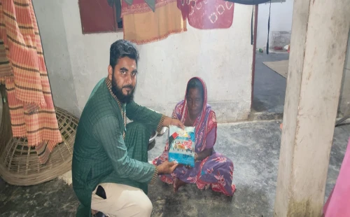 আন্দুলবাড়ীয়ায় হিন্দু সম্প্রদায়ের নারীদের মাঝে শাড়ি বিতরণ