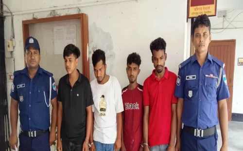 হরিণাকুণ্ডুতে মাদক সেবনকালে চার যুবক গ্রেপ্তার