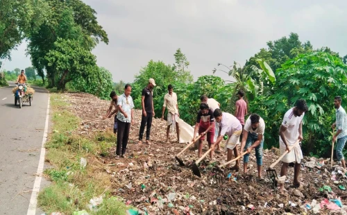 দর্শনার প্রবেশমুখে ময়লার ভাগাড়, পরিষ্কারে পৌর প্রশাসক