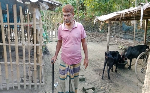 চিকিৎসায় টাকা শেষ, কর্মসংস্থানের সুযোগ চান ভূমিহীন আবুল হায়াত