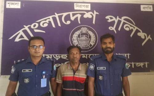 দামুড়হুদায় ১০ গ্রাম গাঁজাসহ মানিক গ্রেপ্তার