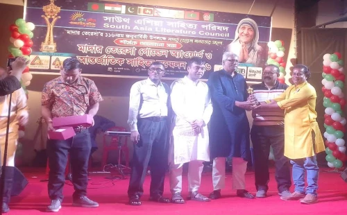 দর্শনার ধীরু বাউল লোকসংস্কৃতিতে বিশেষ অবদানে মাদার তেরেসা গোল্ড অ্যাওয়ার্ডে ভূষিত