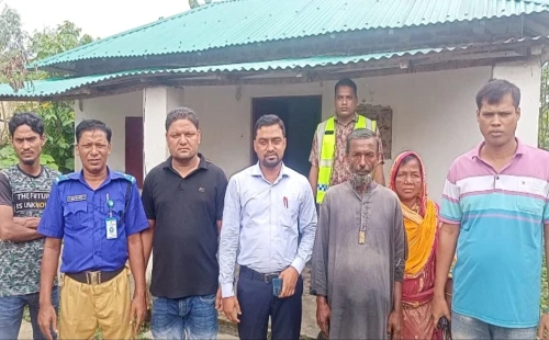 দামুড়হুদা এসিল্যান্ড শাহীন আলমের সহযোগিতায় আশ্রয়ণ প্রকল্পের ঘর পেলেন অসহায় দম্পতি
