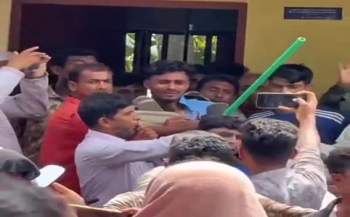 জুতার মালা পরিয়ে যুবককে শাস্তি