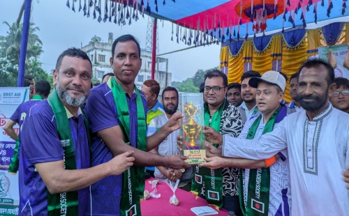 মাদক বিরোধী সচেতনতার বার্তা নিয়ে জীবননগর থানা পুলিশ ও প্রেসক্লাবের প্রীতি ফুটবল ম্যাচ
