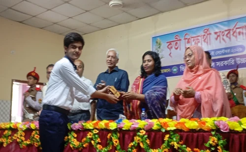 চুয়াডাঙ্গা ভি যে সরকারি উচ্চ বিদ্যালয়ে কৃতী শিক্ষার্থীদের সংবর্ধনা অনুষ্ঠানে ডিসি লুৎফুন নাহার