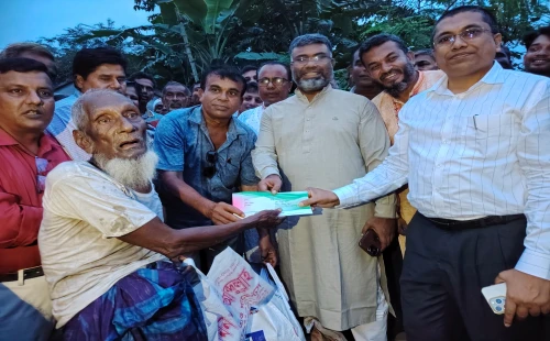 চুয়াডাঙ্গার মোমিনপুরে প্রবীণ আব্দুল বারীর পাশে জেলা পরিষশদের প্রশাসক শরীফুজ্জামান শরীফ
