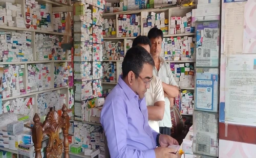 ফ্রিজে মেয়াদোত্তীর্ণ ব্লাড ব্যাগ-ইনসুলিন রাখায় হিজলগাড়ীর সুমি ফার্মেসিকে জরিমানা