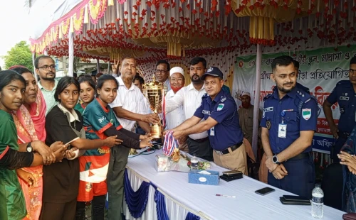 চুয়াডাঙ্গায় গ্রীষ্মকালীন ক্রীড়া প্রতিযোগিতার পুরস্কার বিতরণ অনুষ্ঠানে এসপি রুহুল কবীর