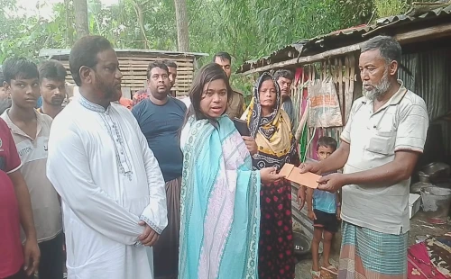 দামুড়হুদায় অগ্নিকাণ্ডে নিঃস্ব পরিবারের পাশে ইউএনও
