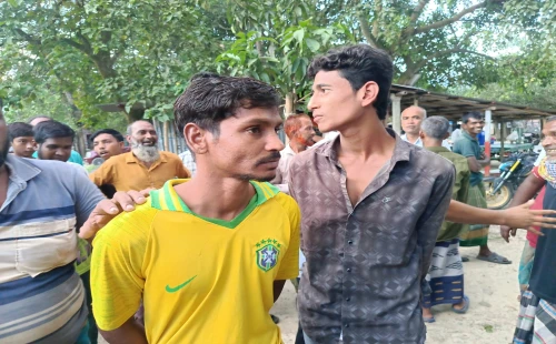মসজিদের ছয়টি ফ্যান চুরি করে বিক্রির সময় দুই যুবক আটক