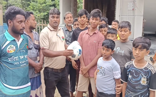 আলমডাঙ্গার নগরবোয়ালিয়ায় খেলোয়াড়দের ফুটবল উপহার