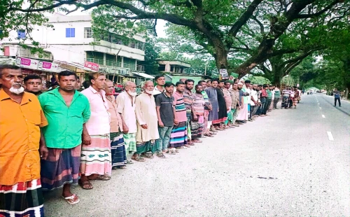 সরোজগঞ্জ নয়মাইল বাজারে নিরাপদ সড়কের দাবিতে মানববন্ধন