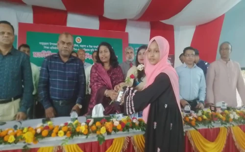 দামুড়হুদায় কৃতী শিক্ষার্থী ও শিক্ষাপ্রতিষ্ঠান প্রধানদের সাথে মতবিনিময় সভায় ডিসি লুৎফুন নাহার