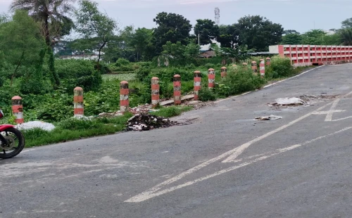 ভালাইপুরে ভাইমারা খালের পাশে আবর্জনার স্তূপ