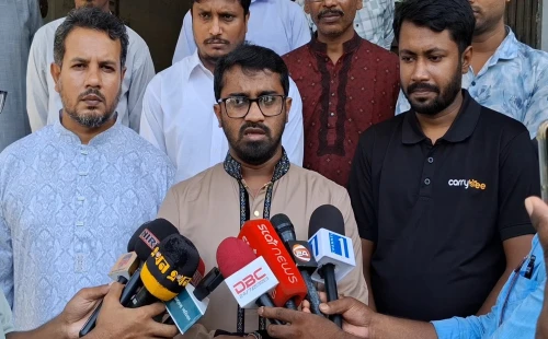 ঝিনাইদহে সাংবাদিকদের সঙ্গে আলাপকালে প্রধানমন্ত্রীর রাজনৈতিক সহকারী রাশেদ খান