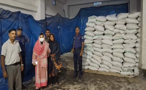 জীবননগরে ৪০৩ বস্তা সরকারি ডিএপি সার জব্দ