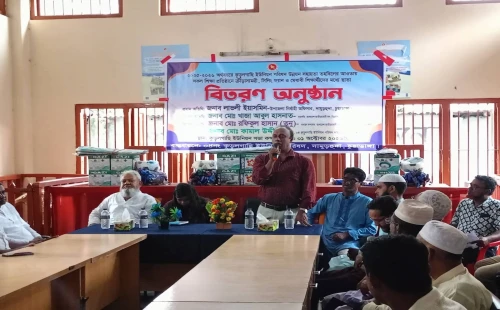 কুড়ুলগাছিতে শিক্ষাপ্রতিষ্ঠানে ক্রীড়া-সামগ্রী, ফ্যান ও ছাতা বিতরণ