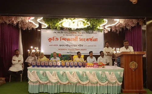 চুয়াডাঙ্গায় এসএসসি পরীক্ষায় জিপিএ ৫ প্রাপ্ত শিক্ষার্থীদের সংবর্ধনাকালে শরীফুজ্জামান