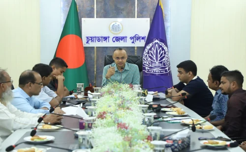 দোকান মালিক সমিতির নেতৃবৃন্দের সঙ্গে মতবিনিময়কালে এসপি মেহেদী শাহরিয়ার