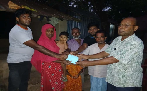বাঁশবাড়ীয়ায় ঋণের বোঝায় আত্মহত্যা করা মোহনের পরিবারের পাশে বিএনপি নেতা সানোয়ার হোসেন